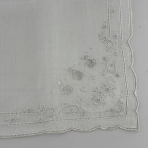 Elegant White Linen Handkerchief‎ Scalloped Edge Floral Embroidery